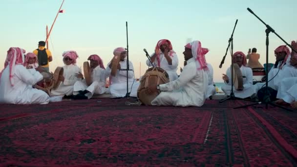 卡塔尔传统民间舞蹈 阿达舞 在卡塔尔多哈举行的卡塔拉第十一次传统独木舟节 — 图库视频影像