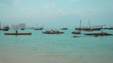 Öğleden sonra Doha Katar 'da onuncu geleneksel dhow festivali. Arap Körfezi' nde geleneksel balıkçılarla eşleşmeleri gösteren görüntüler.