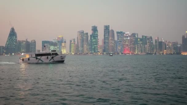 Doha Skyline Noite Zoom Panning Tiro Mostrando West Bay Iluminado — Vídeo de Stock
