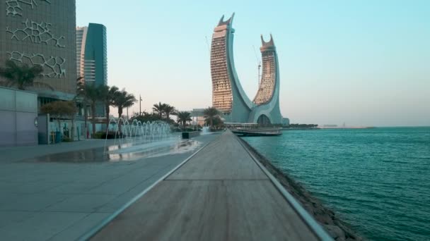 Lusail Corniche Lusail City Katar Bei Sonnenuntergang Yachthafen Mit Brunnen — Stockvideo