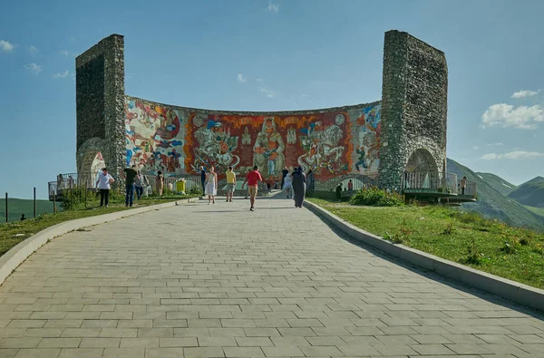 Gürcistan Gudauri Kentindeki Rusya Gürcistan Dostluk Anıtı Nda Ziyaretçiler Yürüyor — Stok fotoğraf