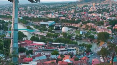 Tiflis, Gürcistan gün batımı Narikala kalesinin tepesinden manzara barış köprüsü, Rike Parkı, Kura Nehri ve Tiflis 'in Kutsal Üçlü Katedrali' ni gösteriyor.