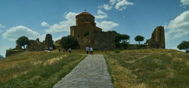 Mtskheta yakınlarındaki Jvari Manastırı, Gürcistan harici gün ışığı manzarası turistlerin ziyareti ve arka planda bulutlar