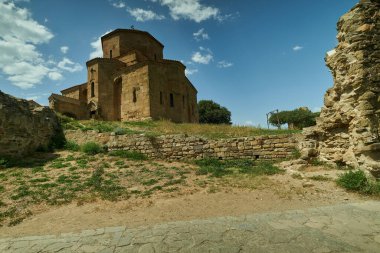 Mtskheta yakınlarındaki Jvari Manastırı, Gürcistan harici gün ışığı manzarası turistlerin ziyareti ve arka planda bulutlar