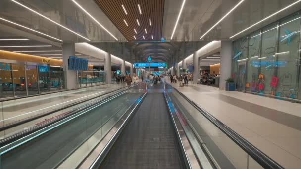 Istanbul Airport Istanbul Turkey Departure Halls Night Passengers Moving Walkway — Stockvideo