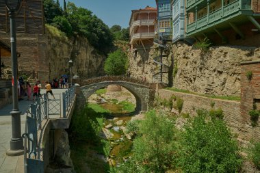 Eski Tiflis, Gürcistan 'da terk edilmiş bir bölge. Sülfür banyosunun çoğu gündüz ışığı altında, ziyaretçilerle aşk köprüsünü gösteren çekimlere zum yapıyor.