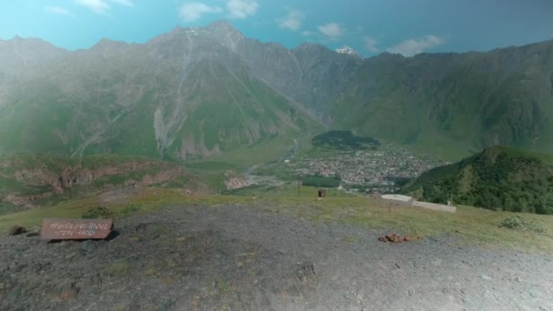 Mount Kazbek Mount Kazbegi Stepantsminda Georgia Daylight Zooming Shot Summer — Stockvideo