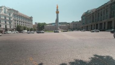 Özgürlük Meydanı ya da Özgürlük Meydanı Tiflis, Georgia 'nın merkezinde yer alıyor. Gün ışığı, Aziz George 'un ejderhayı öldürüşünü gösteren Özgürlük Anıtı' nı gösteriyor..