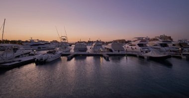 El Gouna 'daki Abu Tig Marina, Hurghada, Kızıldeniz Valiliği, Mısır güneş batımı lüks yatları gösteriyor.