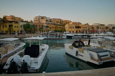 El Gouna 'daki Abu Tig Marina, Hurghada, Kızıldeniz Valiliği, Mısır gündüz aydınlığı lüks yatları gösteriyor.