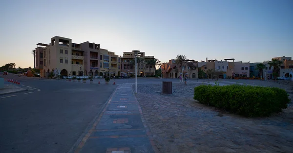 埃及红海省Hurghada Gouna的Abu Tig Marina日落景观 主要街道上有咖啡店和餐馆 — 图库照片