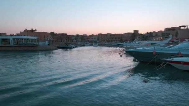 埃及红海省胡尔加达省El Gouna的Abu Tig Marina小艇日光景显示豪华游艇 — 图库视频影像