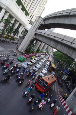 Bangkok trafik sıkışıklığı ile otomobil ve motosiklet