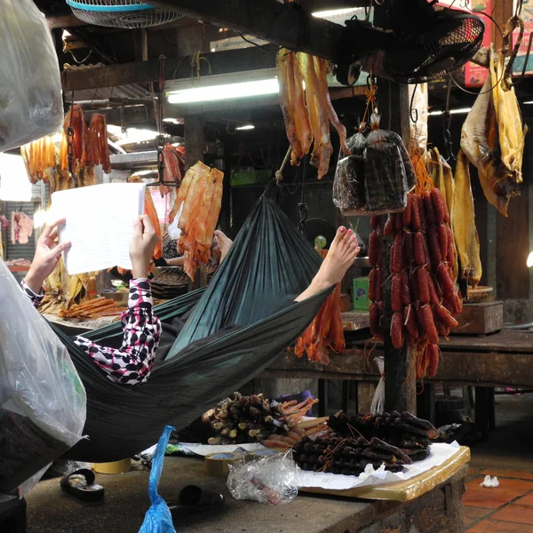 Vendedor de mercado relajándose en una hamaca, siesta a la hora del almuerzo —  Fotos de Stock