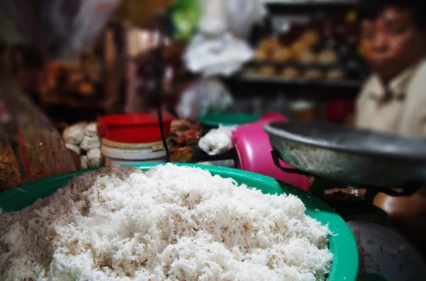 Nucă de cocos proaspăt rasă la un stand de piață — Fotografie, imagine de stoc