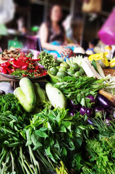 Market stall with a variety of fresh organic vegetables for sale — Stock Photo, Image