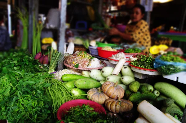 Market stall with a variety of fresh organic vegetables for sale — Stock Photo, Image