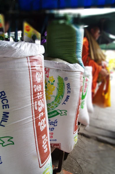 Bolsas de arroz en un puesto de mercado en Asia Imagen de stock