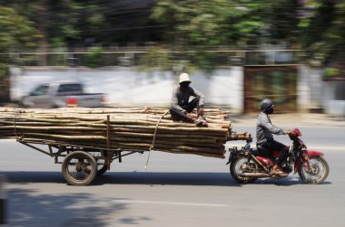 büyük boyutlu kereste taşıma ile motosiklet
