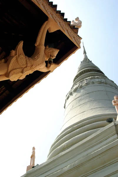 Купол буддийского храма с символической птицей Гаруда, позирующей — стоковое фото
