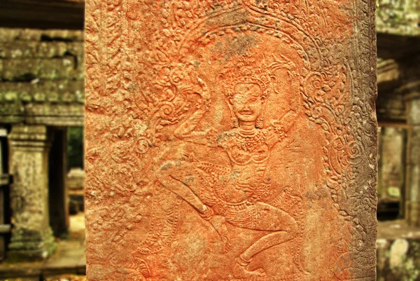 Apsara tancerz płaskorzeźba na starożytnej świątyni angkor — Zdjęcie stockowe