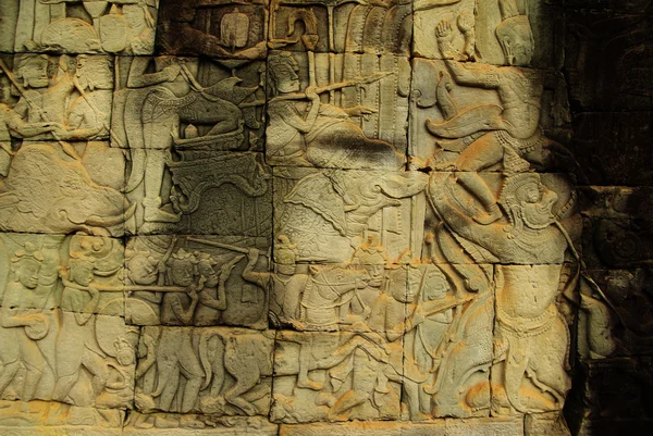 Apsara danseuse bas-relief sur l'ancien temple Angkor — Photo