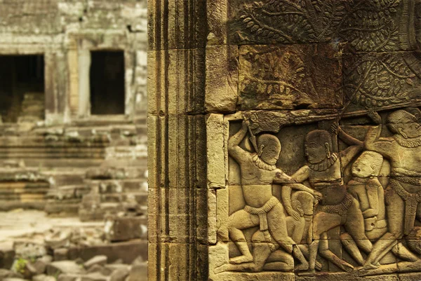 Apsara danseuse bas-relief sur l'ancien temple Angkor — Photo