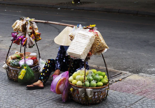 Tienda portátil, una mujer en Vietnam vendiendo sus productos en la calle Imágenes de stock libres de derechos