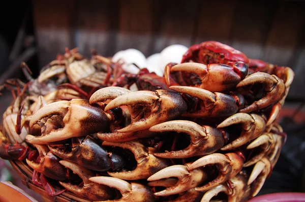 En hög med krabba klor på en marknad — Stockfoto