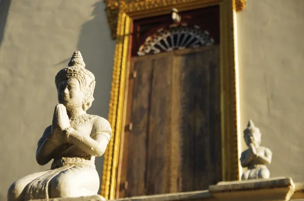 Praying buddha statue at a temple — Stock Photo, Image