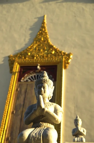 在一座寺庙的祈祷佛雕像。 — 图库照片