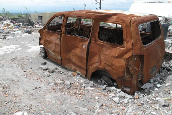 Accidente de coche quemado después de la erupción del volcán Imagen de archivo