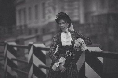 Мы с очаровательной Дашей постарались передать дух Петербурга, конца XIX века.