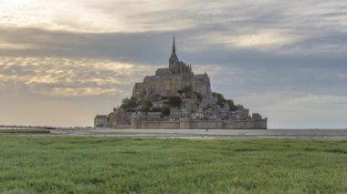 Mont Saint-Michel, gün batımında 4K 'da son sürat ilerliyor. Yüksek kalite 4k görüntü