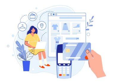 Kadının biri internet üzerinden kredi kartı ödüyor.