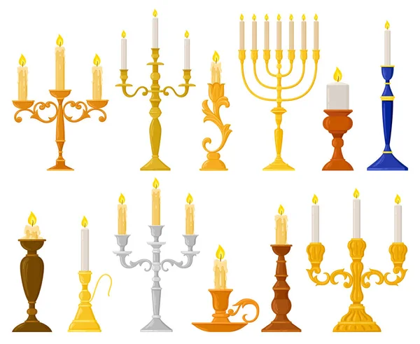 Starożytne świeczniki z kreskówek, woskowe świeczniki vintage. Średniowieczna ilustracja wektora świecznika i świecznika retro. Ozdoby wnętrz na świece — Wektor stockowy