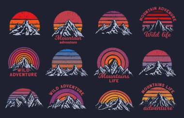 Retro dağları gün batımı. Yükselen güneşli dağ zirveleri, vahşi macera baskısı ve grunge gökkuşağı çizgileri günbatımı zirvesi dağ illüstrasyonunun vektör kümesi