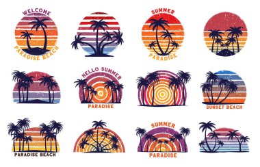 Retro plaj günbatımı. 80 'lerin grunge çizgili güneşi ve palmiye ağaçlarının siluetleri ile yaz mevsimi tropikal günbatımı ikonlarının çizim seti.
