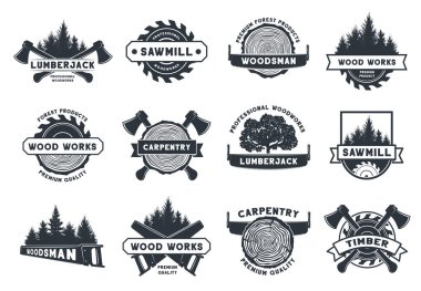 Ahşap rozet. Oduncu, kereste fabrikası ve marangozluk amblemleri. Ağaçlar, çam kütüğü kesimi, testere ve balta aletleri. Logo damgası çizim şablonu.