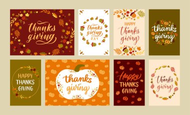 Şükran Günü kartları. Sonbahar tatili mektupları, güz yaprakları ve balkabaklarıyla, mutlu sonbahar posterleri çizimleri için vektöre teşekkürler.