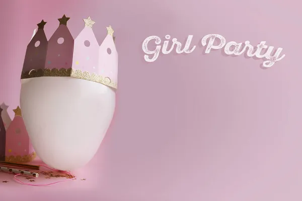 Κορίτσι Πρόσκληση Κόμμα Ροζ Φόντο — Φωτογραφία Αρχείου