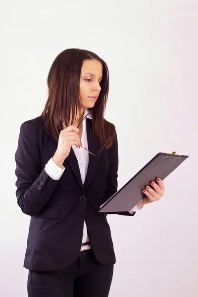 Joven mujer de negocios que sostiene carpeta —  Fotos de Stock