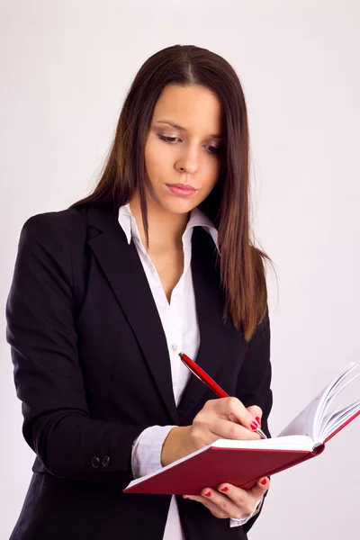 Junge Sekretärin kneift an Notizbuch — Stockfoto