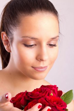 çekici kızı kırmızı gül