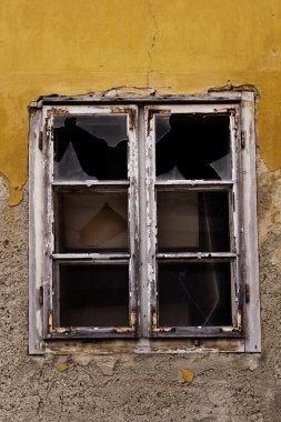 Eski kırık cam