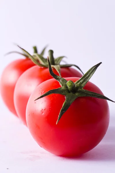 三个新鲜的樱桃番茄 — 图库照片