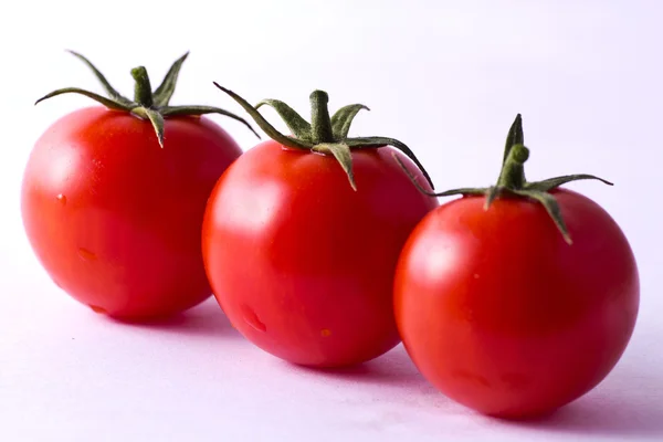 Trois tomates cerises fraîches — Photo