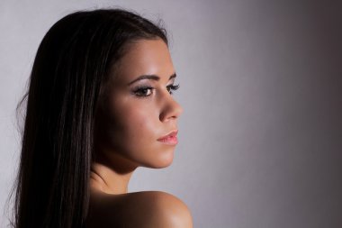 güzel bir genç kız profili