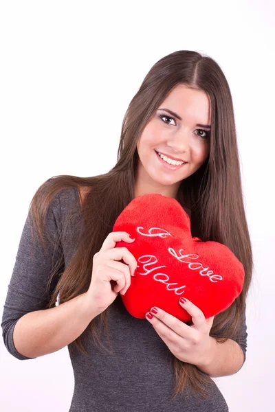 Junges lächelndes Mädchen mit "Ich liebe dich" -Kissen in der Hand — Stockfoto