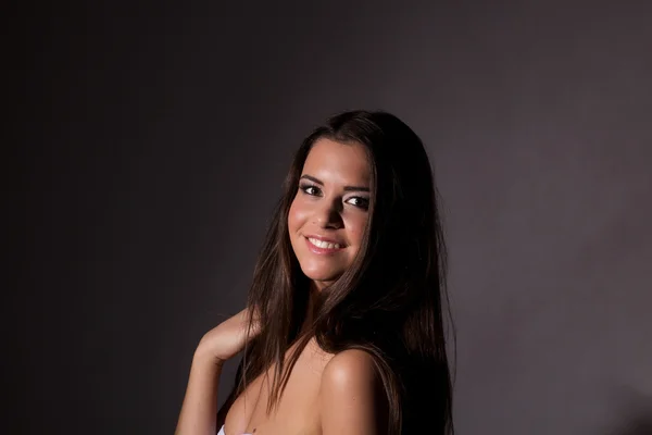 Sonriente hermosa joven — Foto de Stock